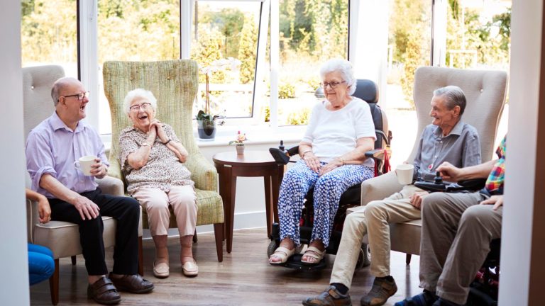 Soutien quotidien aux familles : l’apport d’une maison de retraite Marseille de proximité