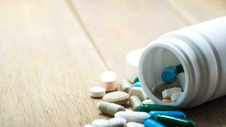 Pourquoi vérifier ses médicaments avant de prendre de l’ibuprofène est essentiel ?