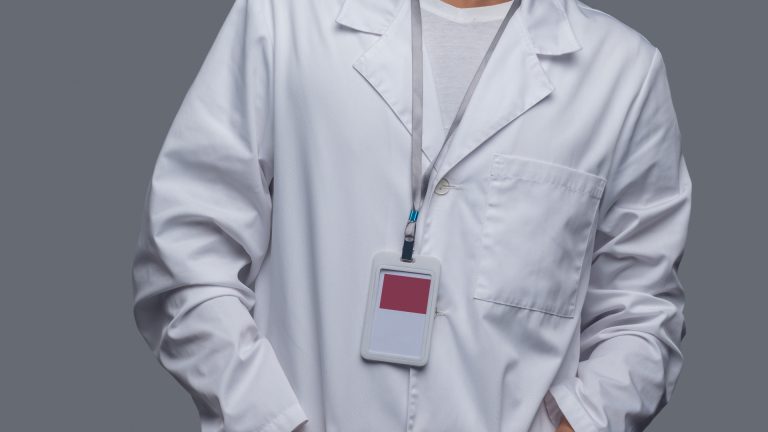 Pourquoi la blouse est indispensable en chimie ? Rôle et importance en milieu professionnel